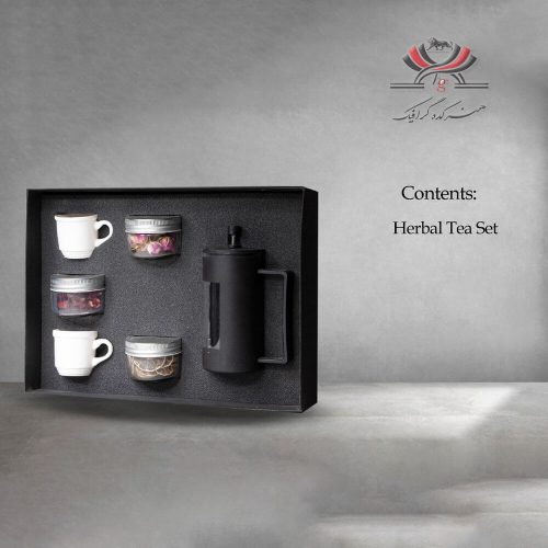 ست هدیه مدل H-520 شامل قوری فرنچ‌پرس، فنجان سفید، گیاه خشک‌شده و قاشق در بسته‌بندی فوم‌دار شیک